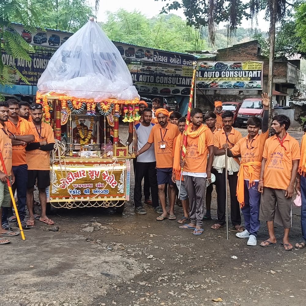 મહીસાગરમાં અંબાજી જતા પદયાત્રીઓનો ઘસારો:દાહોદ-સંતરામપુર માર્ગ જય અંબેના નાદથી ગુંજ્યો, રાજસ્થાનથી ભક્તો રથ સાથે નીકળ્યા