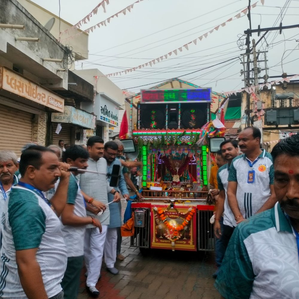 વઢવાણથી જય અંબે પગપાળા સંઘ રવાના:રૂ. 5.25 લાખના ખર્ચે બનેલા હાઇટેક રથ સાથે 300થી વધુ પદયાત્રીઓ અંબાજી જવા રવાના