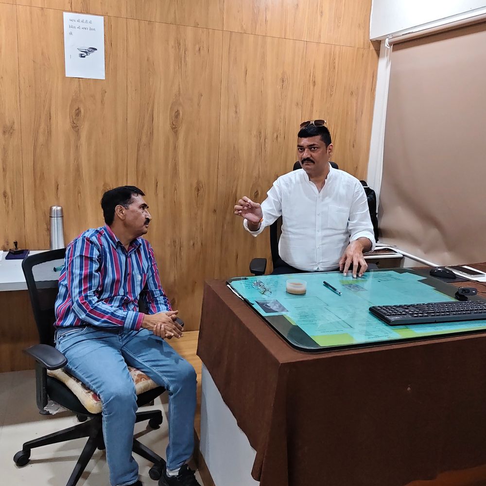 બોટાદમાં ધારાસભ્યની સરપ્રાઈઝ વિઝીટ, અધિકારી ગેરહાજર મળ્યા:નાગરિકોના કામ માટે ધક્કા ખાવા પડતા હોવાથી કડક સૂચના આપી