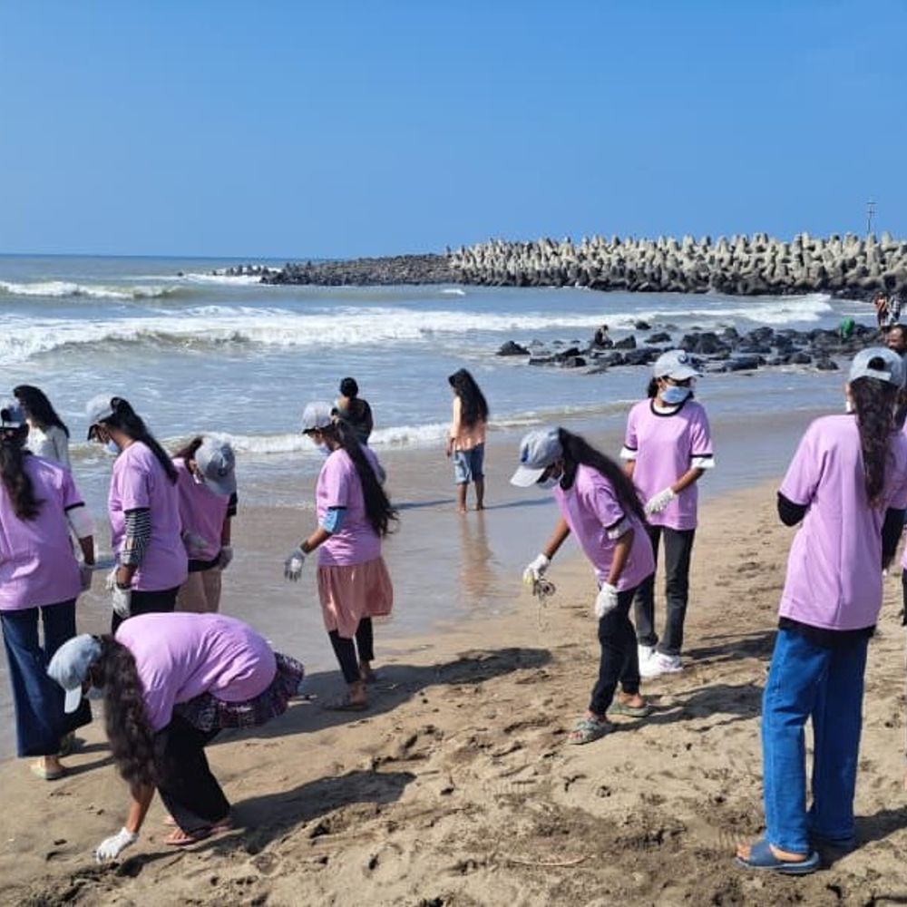 સોમનાથ બીચ પર 50 જેટલા સ્વયંસેવકો સફાઈ અભિયાનમાં જોડાયા:‘સ્વચ્છ સાગર, સુરક્ષિત સાગર’ સ્વચ્છતા અભિયાનમાં પ્લાસ્ટિક સહિત વિવિધ પ્રકારનો કચરો એકત્ર કર્યો