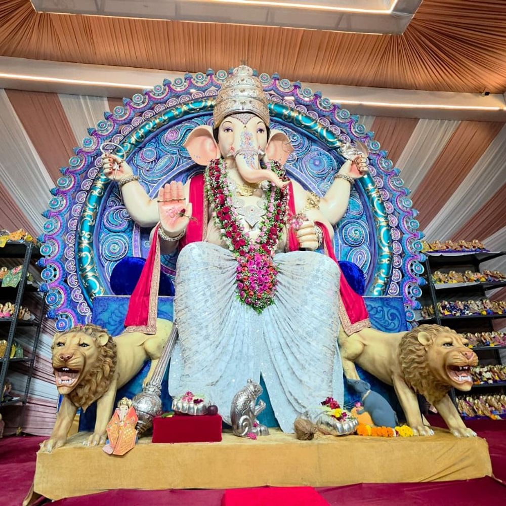 નવસારીના ‘મામા ચેવડાવાળા’ ગણપતિ ભક્તોમાં આકર્ષણનું કેન્દ્ર:વિદેશી ભક્તોના દાનથી બાપ્પા માટે આભૂષણો તૈયાર; માનતા પૂરી થતાં ભક્તો મૂકે છે મંગલમૂર્તિ