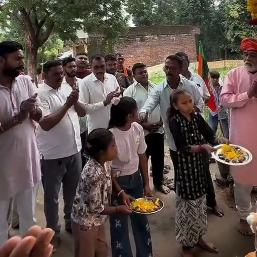 કાલોલના ધારાસભ્ય ફતેસિંહ ચૌહાણે અંબાજી પદયાત્રાનું પ્રસ્થાન કરાવ્યું:સંસોલી ગામથી નીકળેલી પદયાત્રામાં મોટી સંખ્યામાં ભક્તો જોડાયા