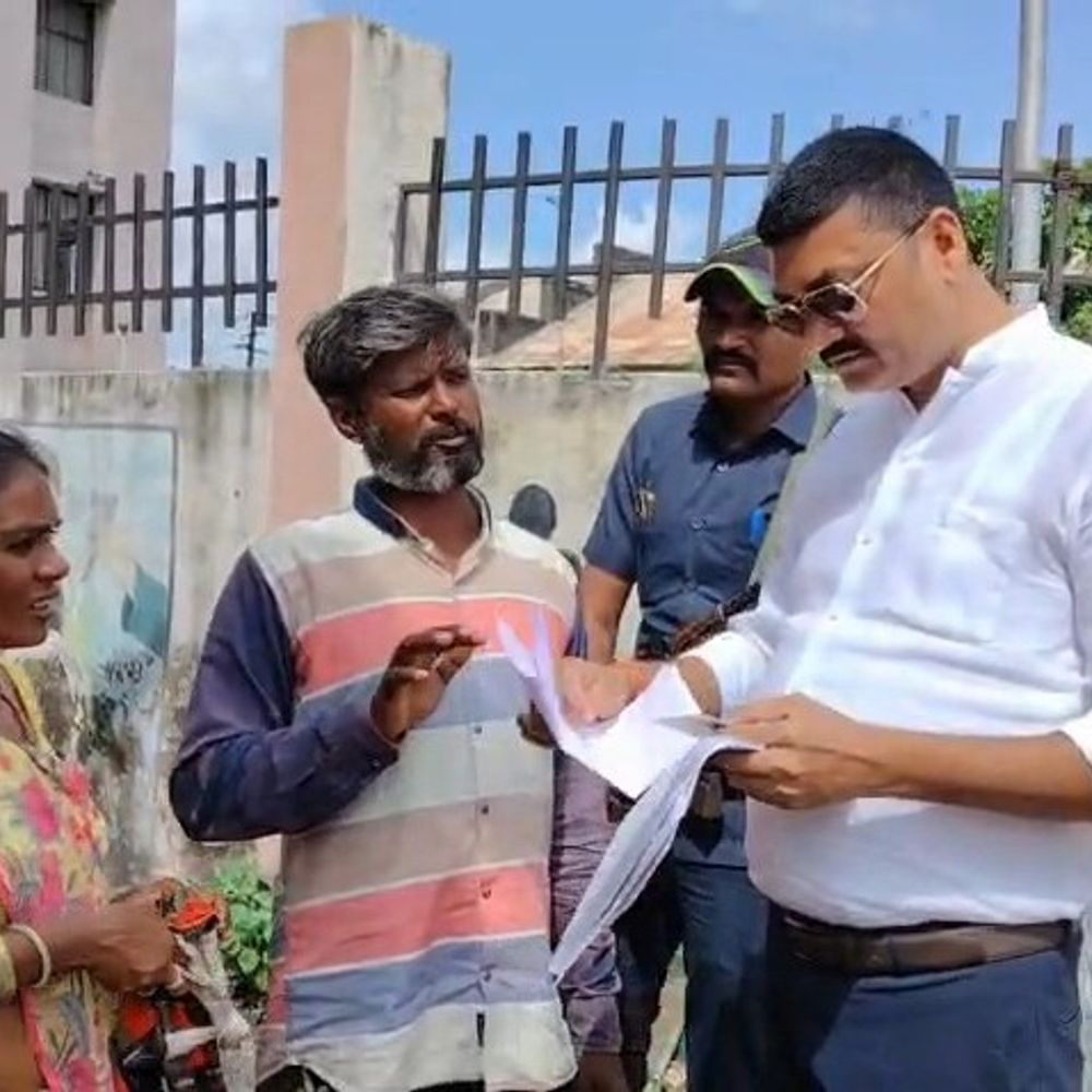 બોટાદ તાલુકા સેવા સદનમાં ધારાસભ્યની સરપ્રાઈઝ વિઝિટ:કચેરીઓમાં ગેરહાજરી અને આધારકાર્ડ કેન્દ્રની કીટ બંધ હોવાનું ધ્યાને આવ્યું