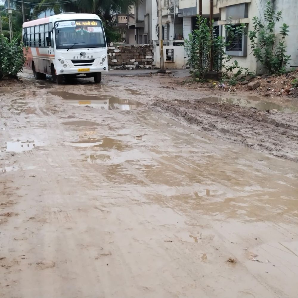 ખાપટમાં રોકડિયા હનુમાનથી રાતડા સીમ શાળા સુધીનો માર્ગ બિસમાર:4થી 5 વખત ખાતમુહૂર્ત છતાં રસ્તાનું કામ અધૂરું, કાદવ-કીચડ અને ખાડાઓથી લોકો પરેશાન