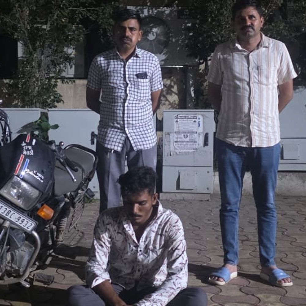 ચોરાયેલી મોટરસાયકલ સાથે સુરેન્દ્રનગરનો ઈસમ ઝડપાયો:મોરબીના મકનસર ગામ નજીક શંકાસ્પદ હાલતમાં પકડાયો, કાગળો ન મળતા પોલીસે કાર્યવાહી કરી