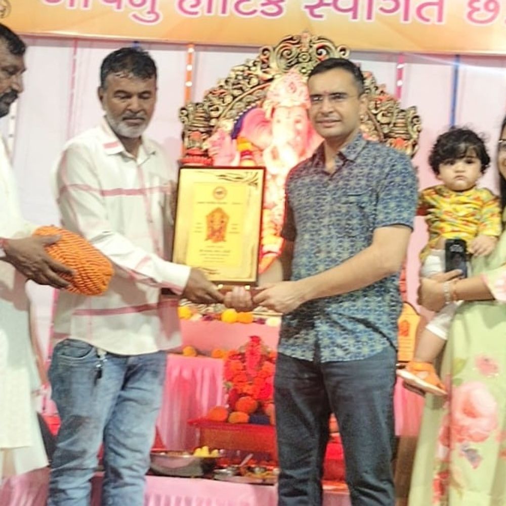 પત્રકાર સંગઠનના ગણપતિ મહોત્સવમાં SP વિકાસ સુંડા પરિવાર સાથે જોડાયા:કચ્છના પત્રકાર વેલ્ફેર ફાઉન્ડેશને સતત પાંચમા વર્ષે કર્યો આયોજન, એકતાનો સંદેશ આપ્યો