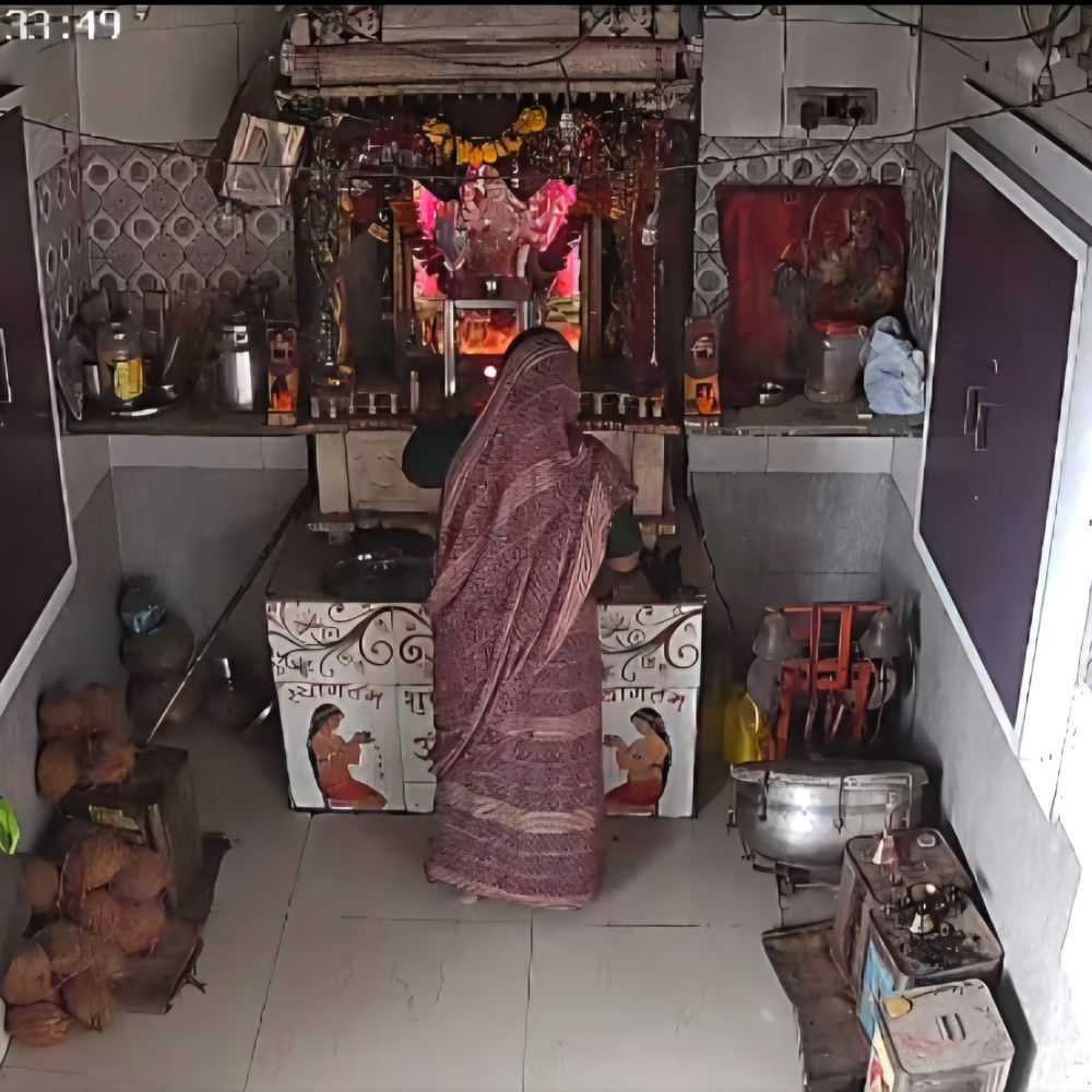 પાટડીના મંદિરમાં ચોરી કરતી મહિલા CCTVમાં કેદ:વાલેવડાના ખોડિયાર, ચામુંડ અને મેલડી માતાજીના મઢમાંથી 45 હજારના 34 ચાંદીના છતર ચોરાયા