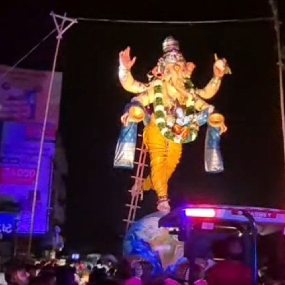 નવસારીમાં મંજૂરી વગર 18 ફૂટથી ઊંચી ગણેશ પ્રતિમા બનાવતા 3:જાહેરનામાનો ભંગ કરવા બદલ મંડળના આયોજકો અને મૂર્તિ કલાકારો સામે ગુના દાખલ