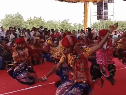 તરણેતરના મેળામાં ઋષિ પાંચમે ત્રિનેત્રેશ્વર મહાદેવે ધ્વજા રોપાઈ:લખતર રાજ પરિવારે પારંપરિક શિરપાવ ધ્વજા ચડાવી; મોરલાવાળી છત્રી અને કલાત્મક વેશભૂષાથી લોકજીવન ધમધમી ઊઠ્યું