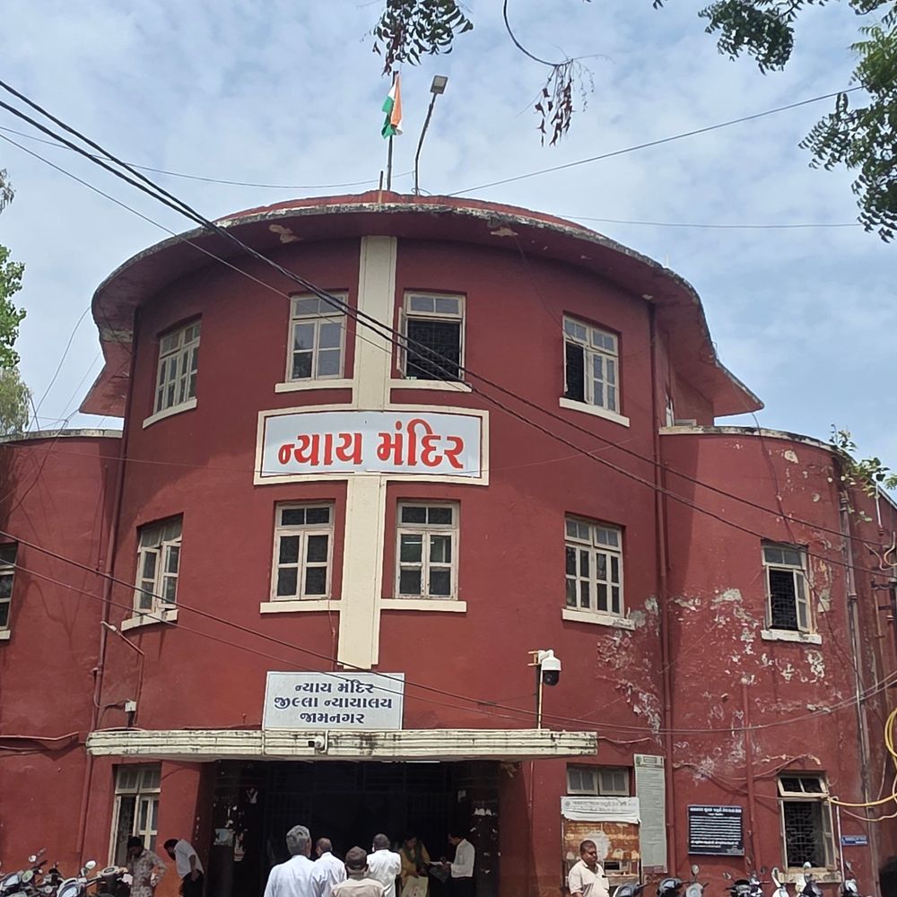 જામનગરમાં 3 પોલીસ અધિકારીઓ સામે સમન્સનો આદેશ:ACBની કાર્યવાહીમાં ગુનો નોંધાયા પહેલાં જ સર્ચ અને પંચનામું, ખાનગી ફરિયાદમાં કોર્ટે પ્રથમદર્શનીય ગુનો માન્યો