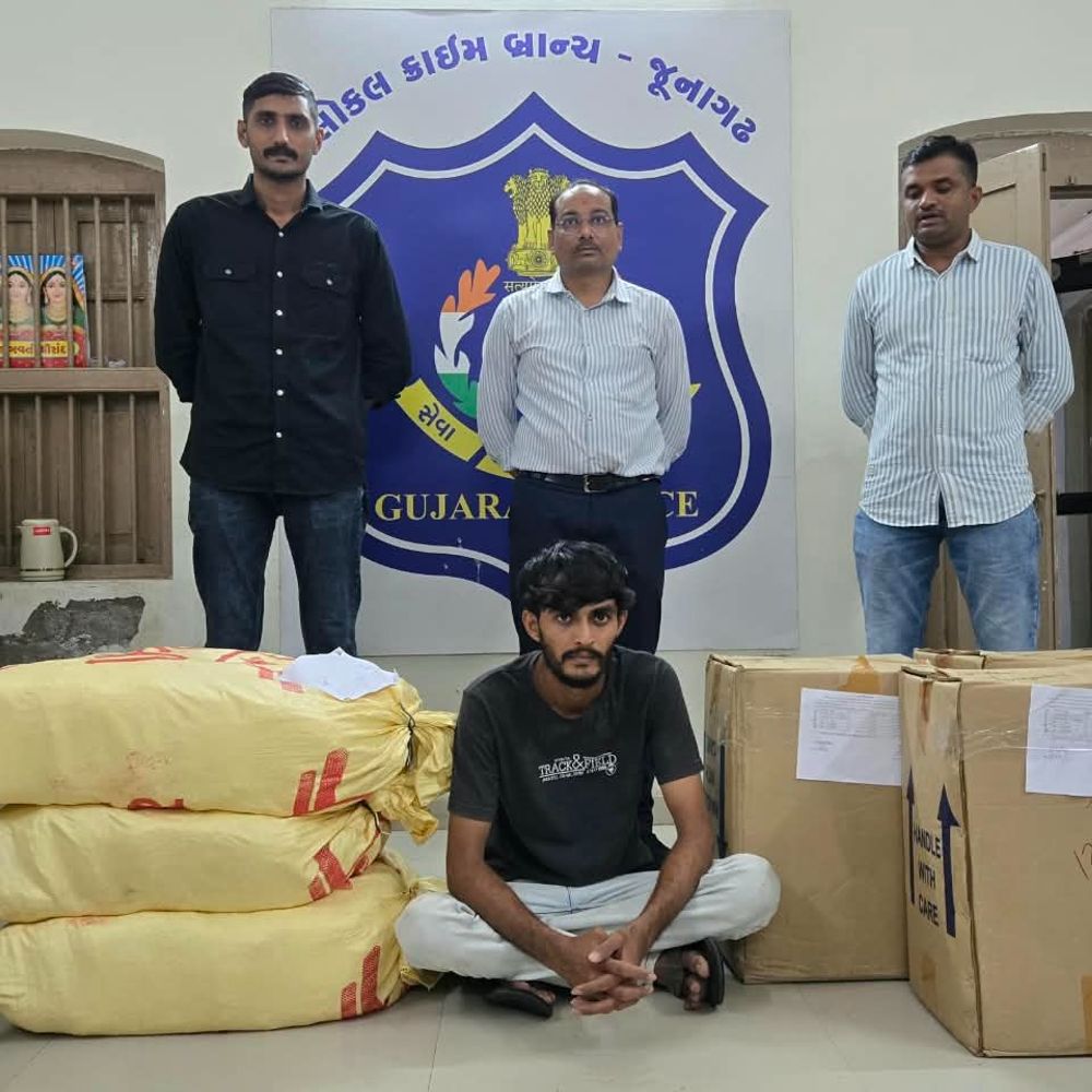 કારખાનામાંથી 1.33 લાખના કપૂરની ચોરીનો ગુનો ભેદાયો:જૂનાગઢ ક્રાઇમ બ્રાન્ચે અવની ઇન્ડસ્ટ્રીઝમાંથી રૂ. 1.33 લાખના કપૂરની ચોરી કરનાર પોતાના જ કારખાનાના કર્મચારીની ચોરાઉ મુદ્દામાલ સાથે અટકાયત કરી.
