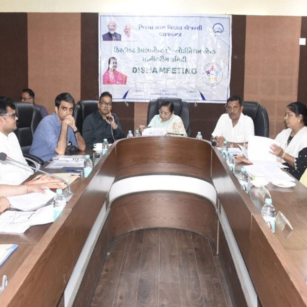 'સરકારી યોજનાઓના લાભો છેવાડાના માનવી સુધી પહોંચાડો':મંત્રી નિમુબેન બાંભણીયાએ કહ્યું- 'વિકાસકામોમાં બેદરકારી નહીં ચાલે, સમયસર કામ પૂરું ન કરનારા સામે પગલાં લેવાશે'