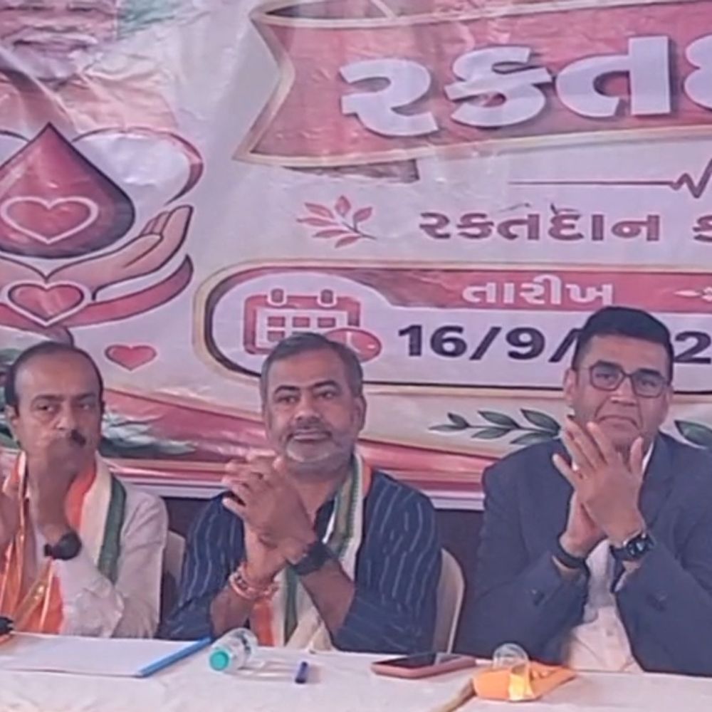 શાહપુરની અખંડાનંદ સ્કૂલમાં 'નમો કે નામ' રક્તદાન કેમ્પ યોજાયો:PM મોદીના જન્મદિવસ નિમિત્તે શિક્ષકો, કર્મચારીઓ અને DEO કચેરીની ટીમે રક્તદાન કર્યું