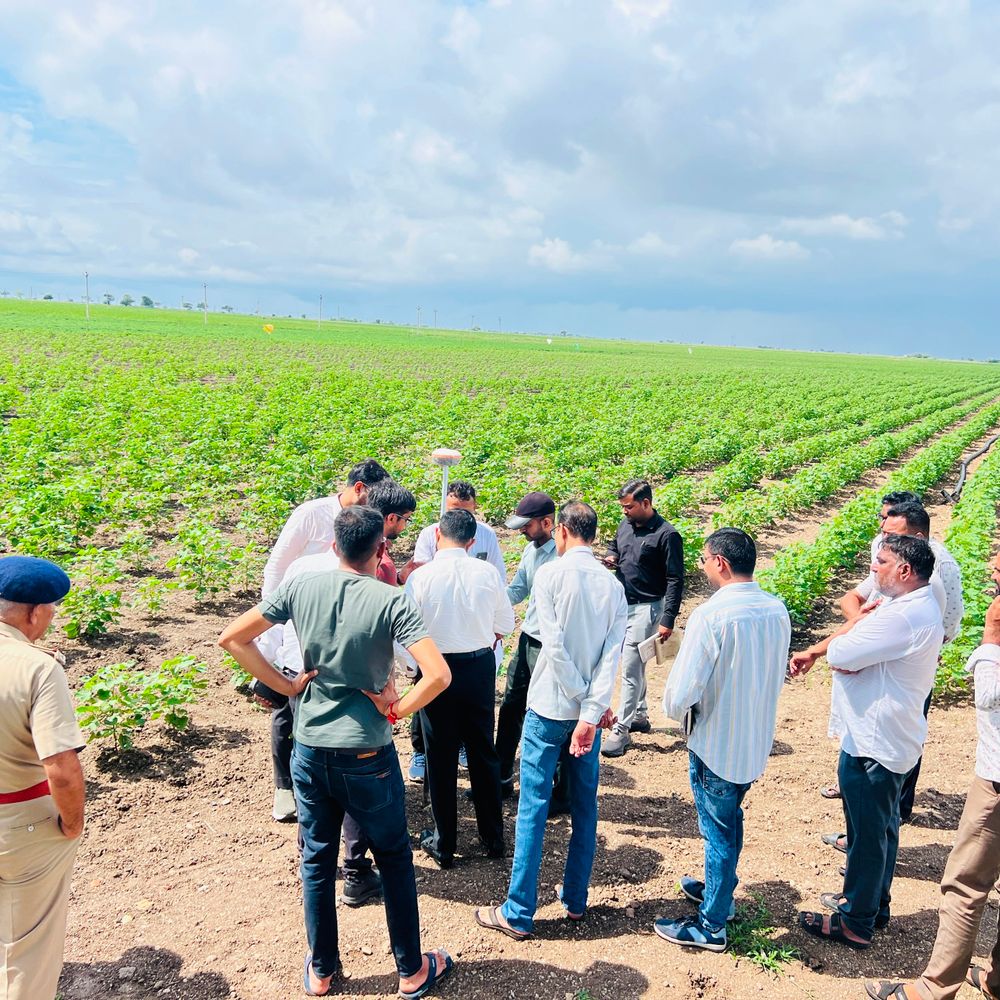મોરબી કલેક્ટરે ભૂમિ સીમાંકન અને સ્વામિત્વ યોજનાની સમીક્ષા કરી:રાજપર(કું) અને કુંતાસીની મુલાકાત લઈ અધિકારીઓને ચોકસાઈ જાળવવા સૂચના આપી