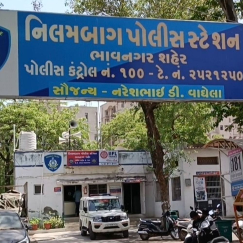 ભોજપરના આધેડનું મકાન ભાડુઆત માતા-પુત્રએ પચાવી પાડ્યું:મકાન ખાલી કરવાનું કહેતાં ખોટા છેડતીના કેસમાં ફસાવવાની ધમકી, આરોપીઓ સામે લેન્ડ ગ્રેબિંગનો ગુનો