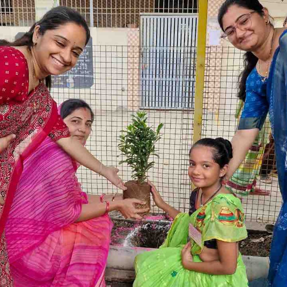 ભારતી વિદ્યાલયમાં વિદ્યાર્થી મંત્રીમંડળની ચૂંટણી યોજાઈ:7 વિભાગના મંત્રીઓ માટે 28 વિદ્યાર્થીઓ ઉમેદવાર બન્યા, વૃક્ષારોપણ પણ કરાયું