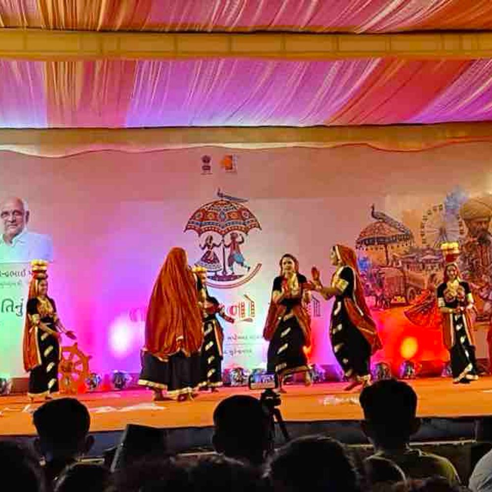 તરણેતર મેળામાં મોરબીની 'આદિકલા કેન્દ્ર' મંડળીની રજૂઆત:સૌરાષ્ટ્રની ઓળખ સમા સૂપડા રાસથી દર્શકો મંત્રમુગ્ધ થયા