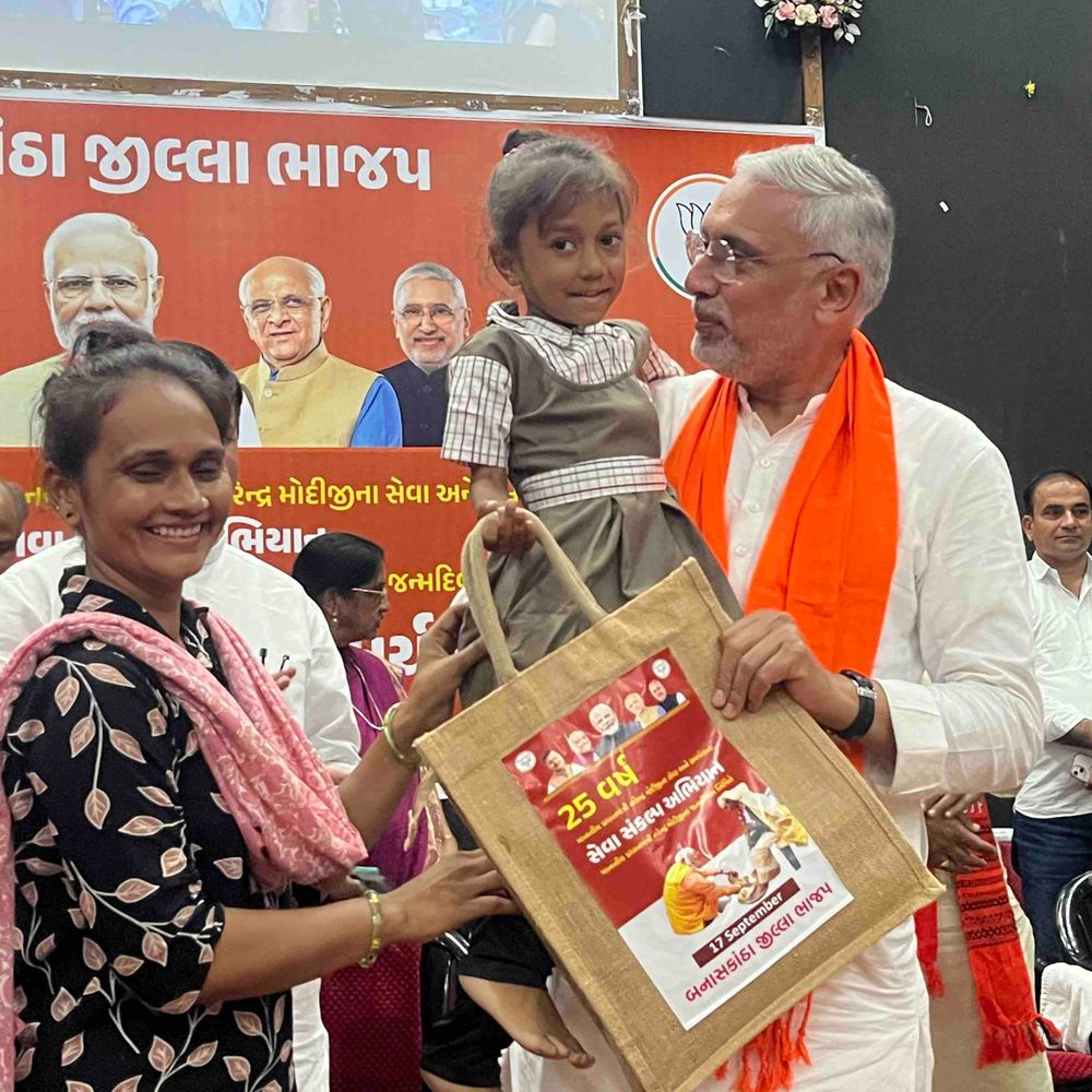 PM મોદીના જન્મદિવસે બનાસકાંઠામાં સેવાકીય કાર્યક્રમો યોજાયા:વડગામ અને પાલનપુરમાં રક્તદાન કેમ્પ અને કીટ વિતરણ કરાયું