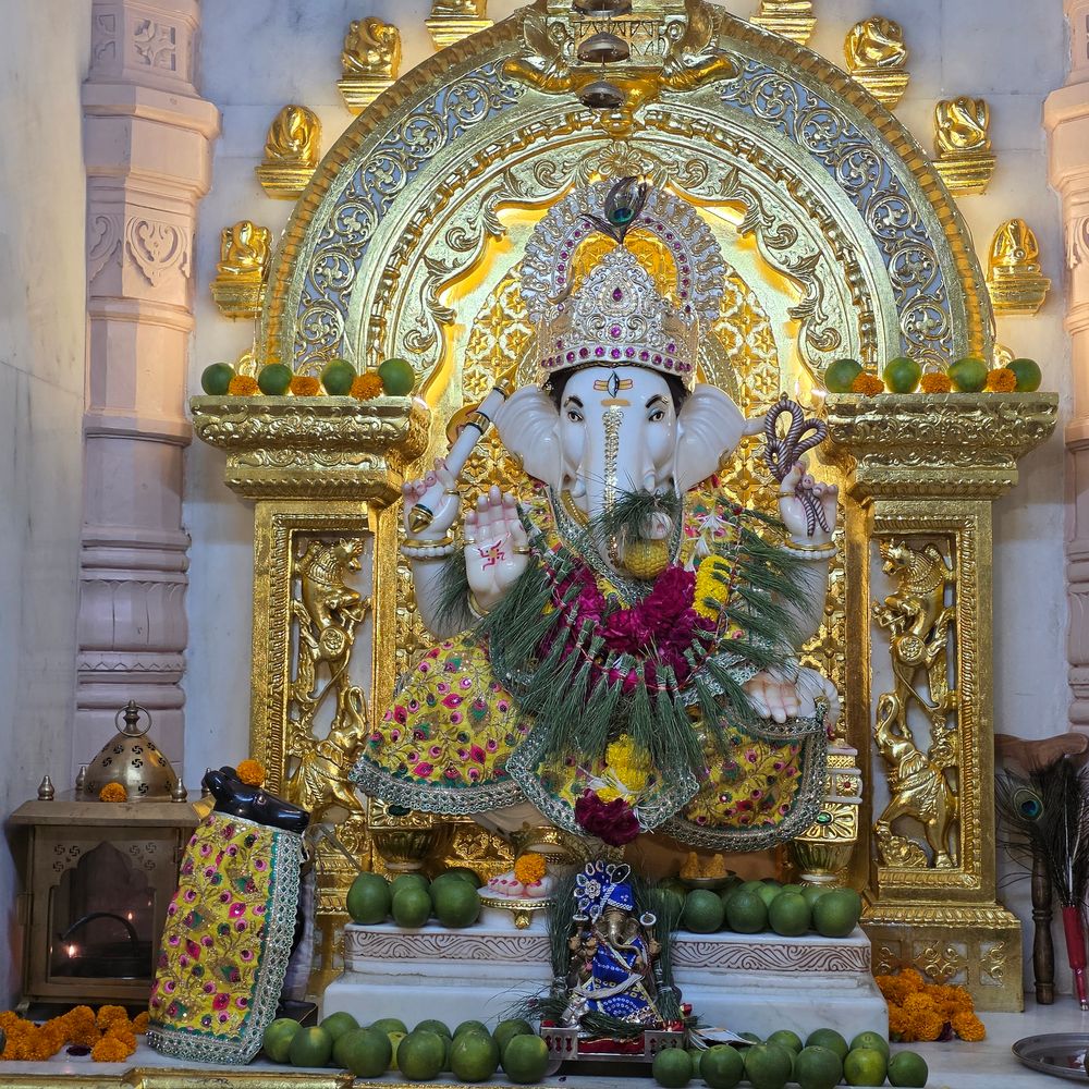 હિંમતનગરમાં પીએમ મોદીના જન્મદિવસની ઉજવણી:વિનાયકનગરમાં ગણેશ મહોત્સવમાં 1008 દીવા પ્રગટાવી આરતી કરાઈ