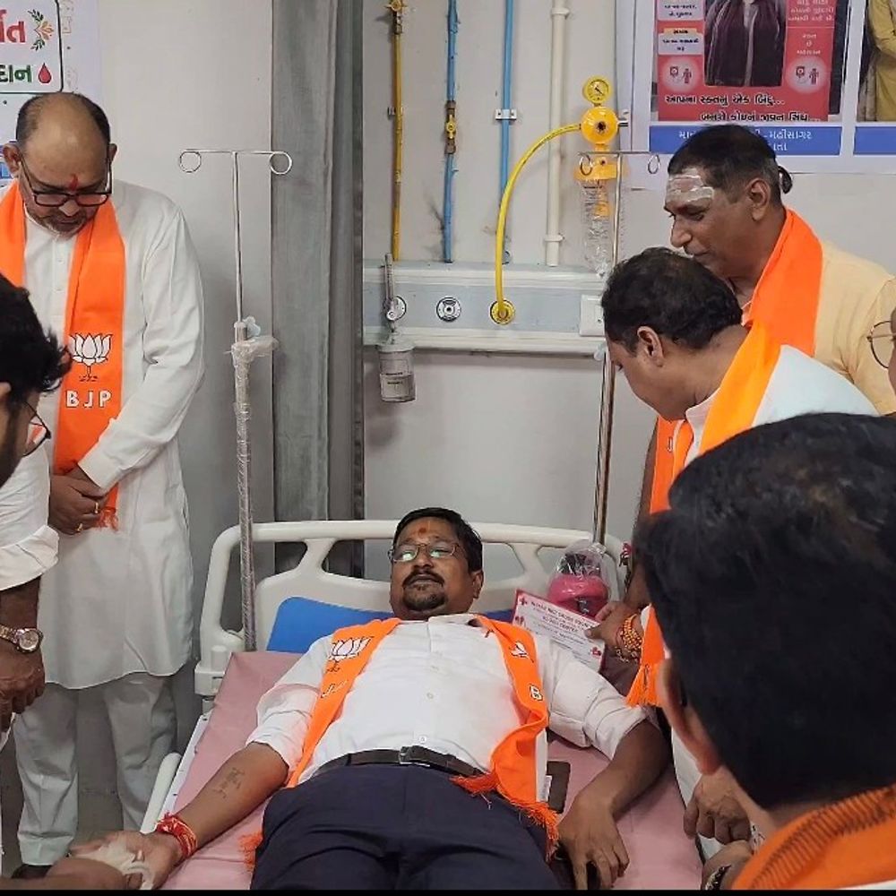 PM મોદીના જન્મદિવસ પર ‘સેવા સંકલ્પ અભિયાન’ હેઠળ રક્તદાન:લુણાવાડા જનરલ હોસ્પિટલ ખાતે યોજાયો, સાંસદ રાજપાલસિંહ જાદવ સહિત અગ્રણીઓ હાજર રહ્યા