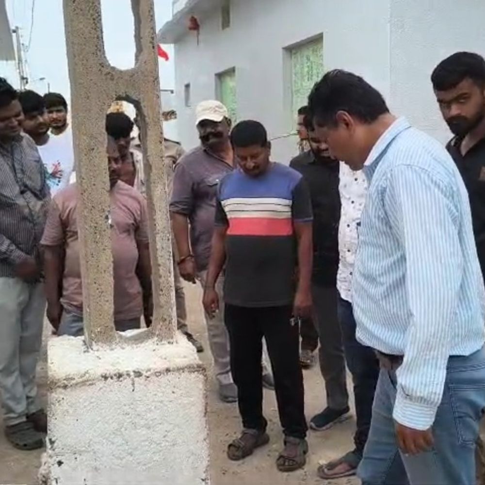 હળવદના માનગઢમાં જમીનમાંથી ગરમ વરાળ જેવા ધુમાડા નીકળ્યા:લોકોમાં કુતૂહલ, તંત્ર દોડતું થયું; ભૂસ્તર વિભાગ અને GPCBની ટીમ તપાસ કરશે