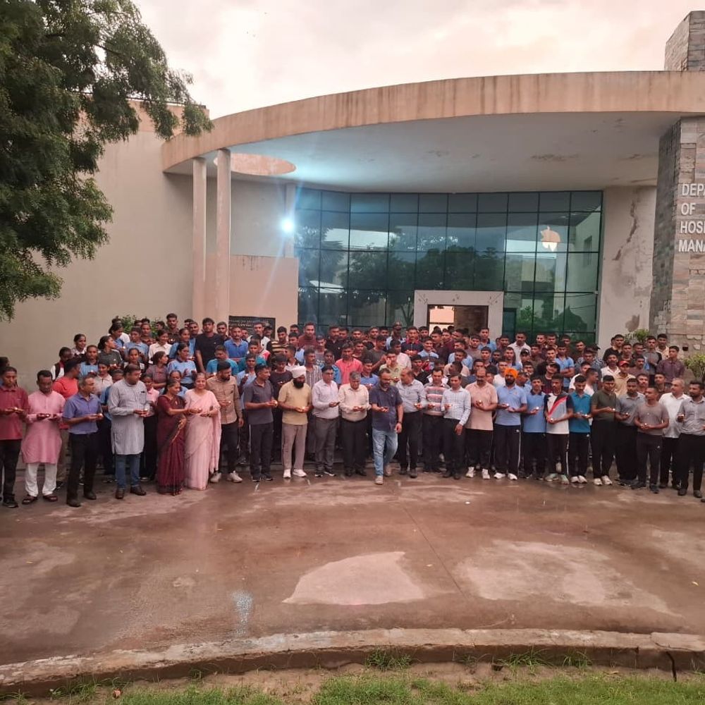 પાટણ HNGUમાં PM મોદીના જન્મદિવસ પર 'આશીર્વાદનો દીવો' કાર્યક્રમ:“એક દીવો આશીર્વાદનો-એક સંકલ્પ રાષ્ટ્રસેવાનો” થીમ પર વિદ્યાર્થીઓ-કર્મચારીઓએ દીવા પ્રગટાવી શ્રીરામની આરતી કરી