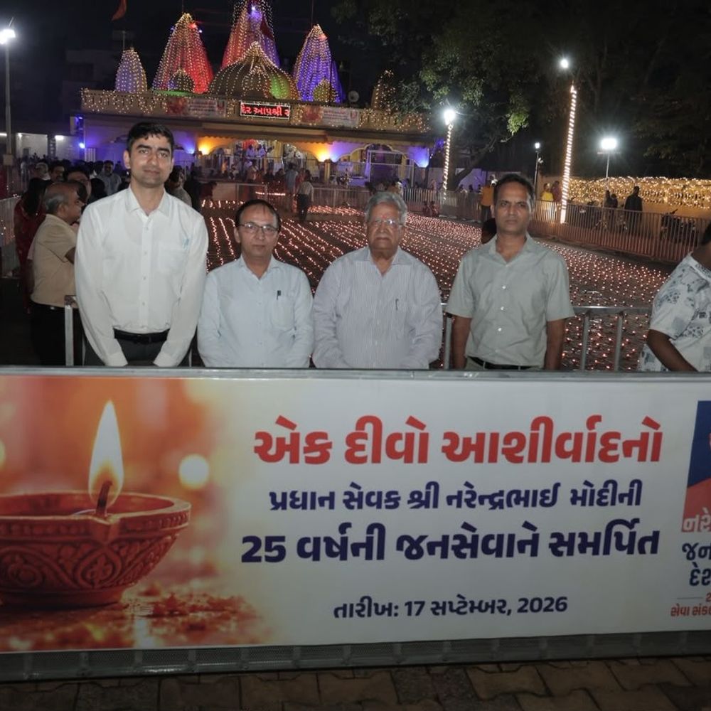 વાપીમાં પીએમ મોદીના જન્મદિવસે ‘આશીર્વાદનો દીપ’ કાર્યક્રમ:15 હજારથી વધુ દીવડાઓથી અંબા માતા મંદિર ઝળહળ્યું, 10 હજારથી વધુ લોકો જોડાયા