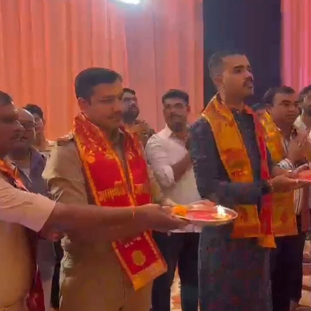 મહીસાગર SP સફીન હસને લુણાવાડામાં ગણેશ પંડાલની મુલાકાત લીધી:ગણેશજીની પૂજા અને આરતીમાં જોડાયા, ટાઉન PI-PSI સહિત પોલીસ જવાનો પણ હાજર રહ્યા