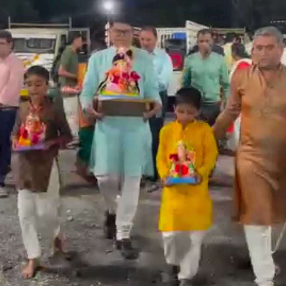વલસાડના ધારાસભ્ય ભરત પટેલના ઘરે ગણપતિ વિસર્જન:અઢી દિવસ બાદ પરિવારજનોએ શ્રદ્ધા અને ભક્તિ સાથે બાપાને વિદાય આપી