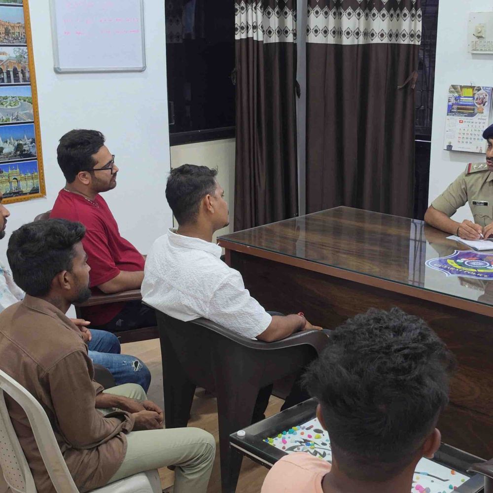 ગણેશોત્સવ સંદર્ભે જામનગર પોલીસે ડીજે સંચાલકો સાથે કરી બેઠક:અશ્લીલ ગીતો ન વગાડવા અને અફવા ન ફેલાવવા સૂચના અપાઈ