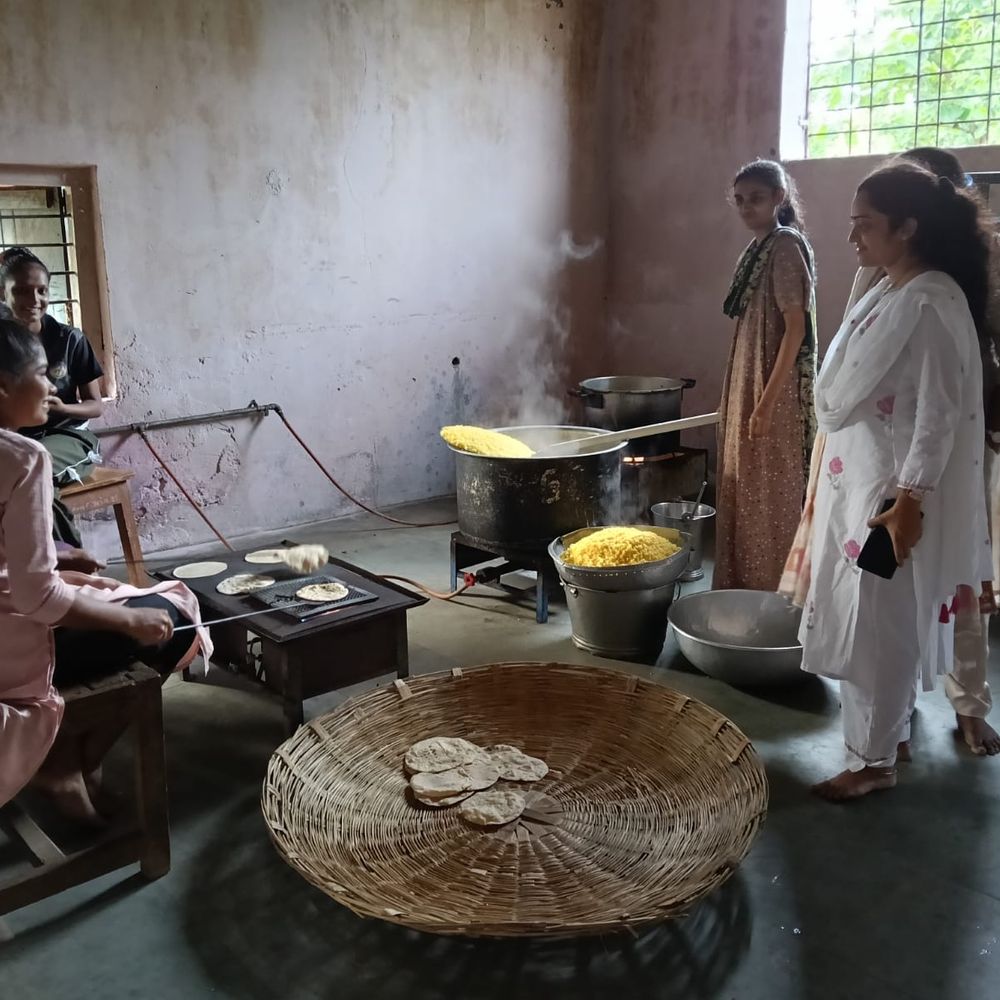 ભાસ્કર વિશેષ‎:વિદ્યાર્થીઓને મળતા ભોજનની ગુણવત્તા સુધાવરા સતત સપ્રાઇઝ ચેકિંગ આવશ્યક