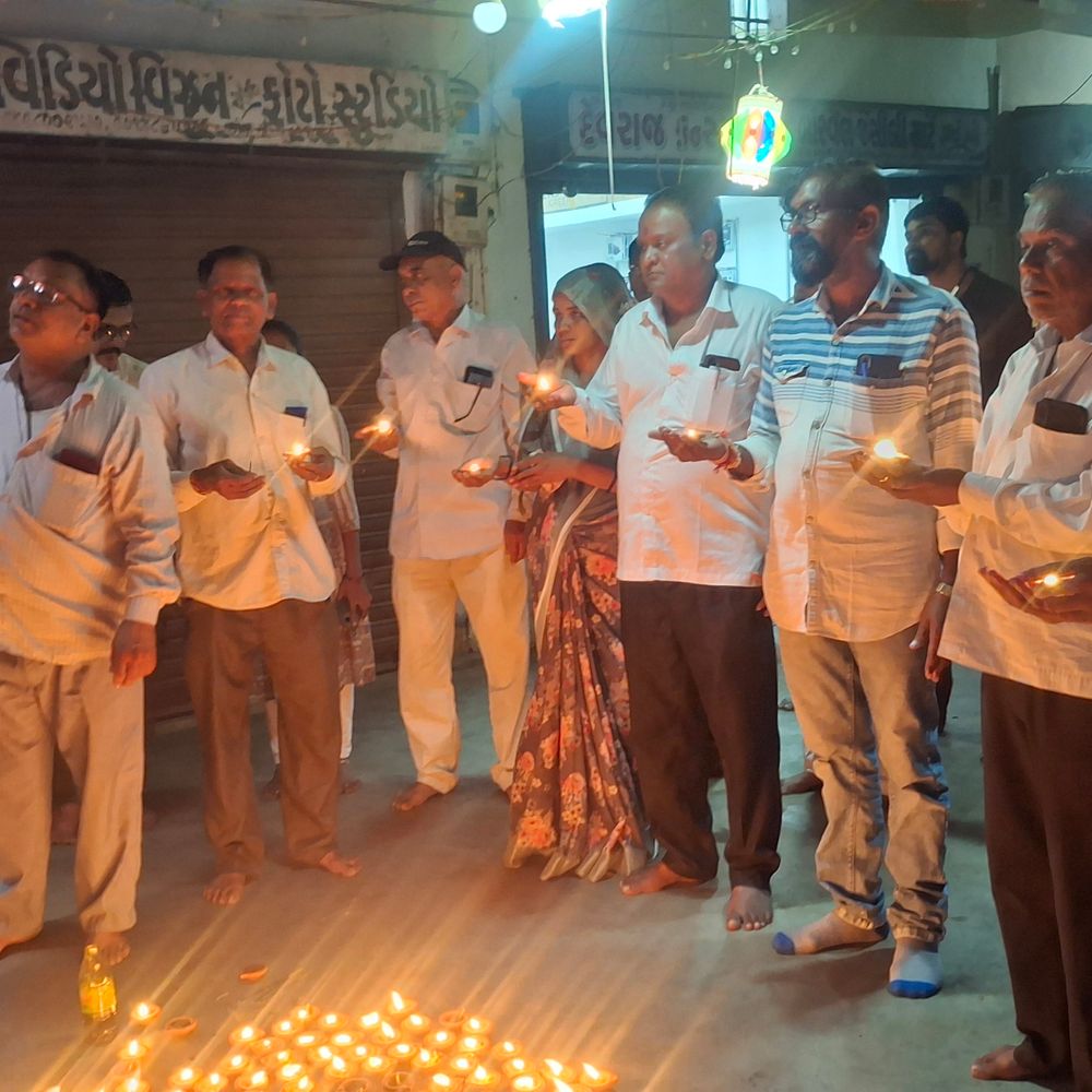 કદવાલ ગામે માતાજીના મંદિરે 108 દીવડા પ્રગટાવ્યા:વડાપ્રધાન નરેન્દ્ર મોદીના જન્મદિવસની ઉજવણી કરી, ગ્રામજનોએ શુભેચ્છાઓ પાઠવી