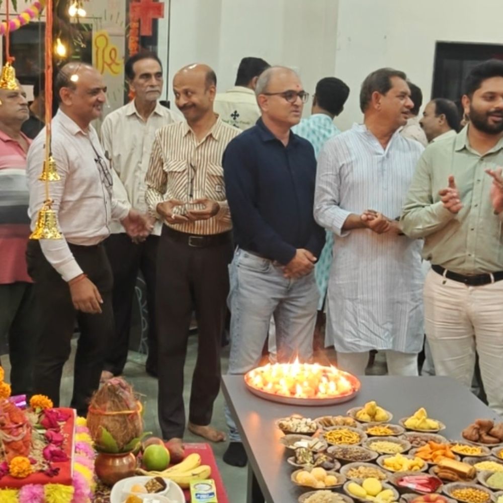 વેરાવળ રેડ ક્રોસે ઈકો-ફ્રેન્ડલી ગૌમય ગણપતિજીની સ્થાપના કરી:૫૬ ભોગ ધરાવાયા, સપ્તરંગ મ્યુઝિક ગ્રુપે આરાધના કરી; વિસર્જન પાણીની ટાંકીમાં થશે
