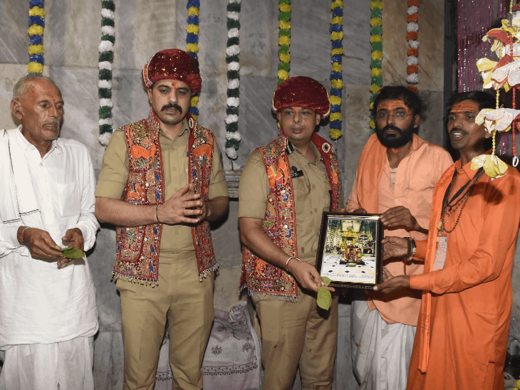 તરણેતર લોકમેળાના અંતિમ દિવસે પોલીસ પરિવારે ધજા ચડાવી:રેન્જ IG નિર્લિપ્ત રાયે પૂજા બાદ ધજા માથે લઈ ત્રિનેત્રેશ્વર મહાદેવના મંદિરે ચડાવી, રાસ-ગરબામાં જોડાયા
