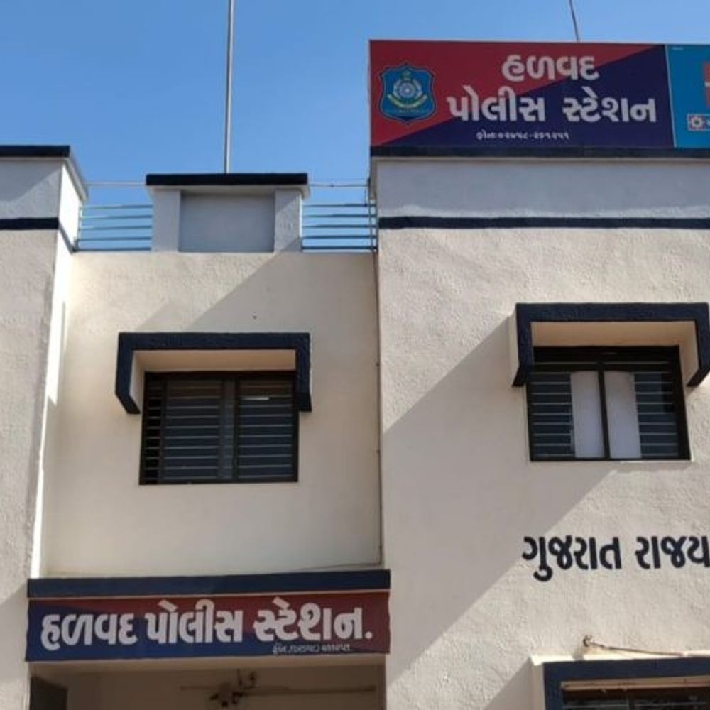 હળવદથી 6 લાખના દાડમ ભરેલી ટ્રક ગાયબ:ગોરખપુર પહોંચાડવાના 12 ટન દાડમનો જથ્થો રસ્તામાંથી જ ગુમ, માલિક-ચાલકે ફોન બંધ કર્યા
