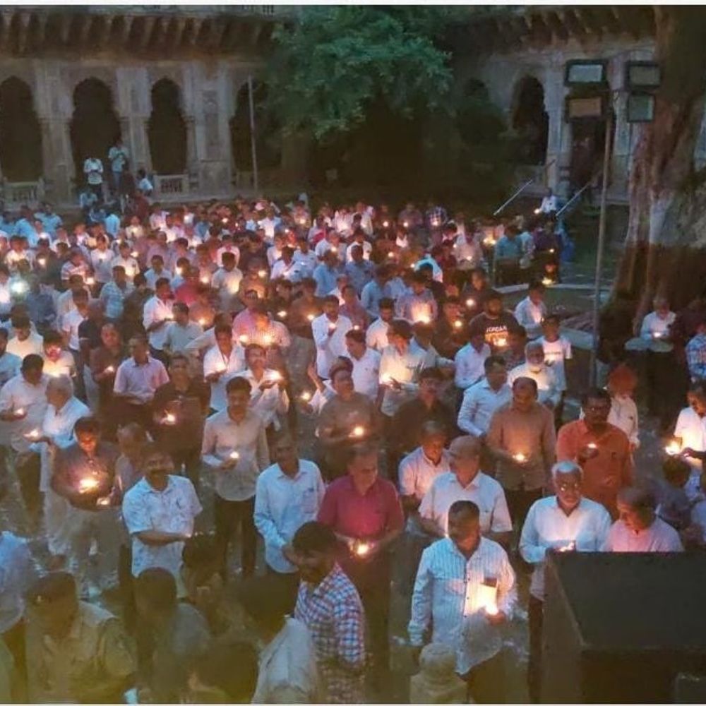 મોરબીમાં PM મોદીના જન્મદિવસે 1.80 લાખ દીવડા પ્રગટાવ્યા:શહેરમાં 51 હજાર દીવડા પ્રગટાવી મહાઆરતી, ‘સેવા હી સંકલ્પ’ અને ‘સ્વચ્છતા હી સેવા’ અભિયાન શરૂ