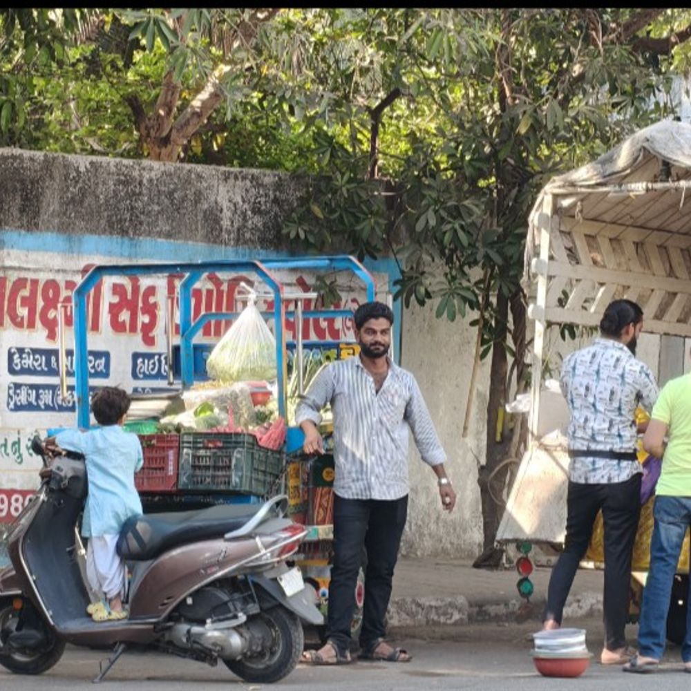 લારી-ગલ્લાના દબાણો સામે તંત્ર એક્શનમાં:વરાછા-કતારગામના નગરસેવકોની રોજિંદી બૂમરાણ બાદ તંત્ર સફાળું જાગ્યું, સર્વેને આટોપી લેવા સ્ટેન્ડિંગ કમિટીનું અલ્ટીમેટમ