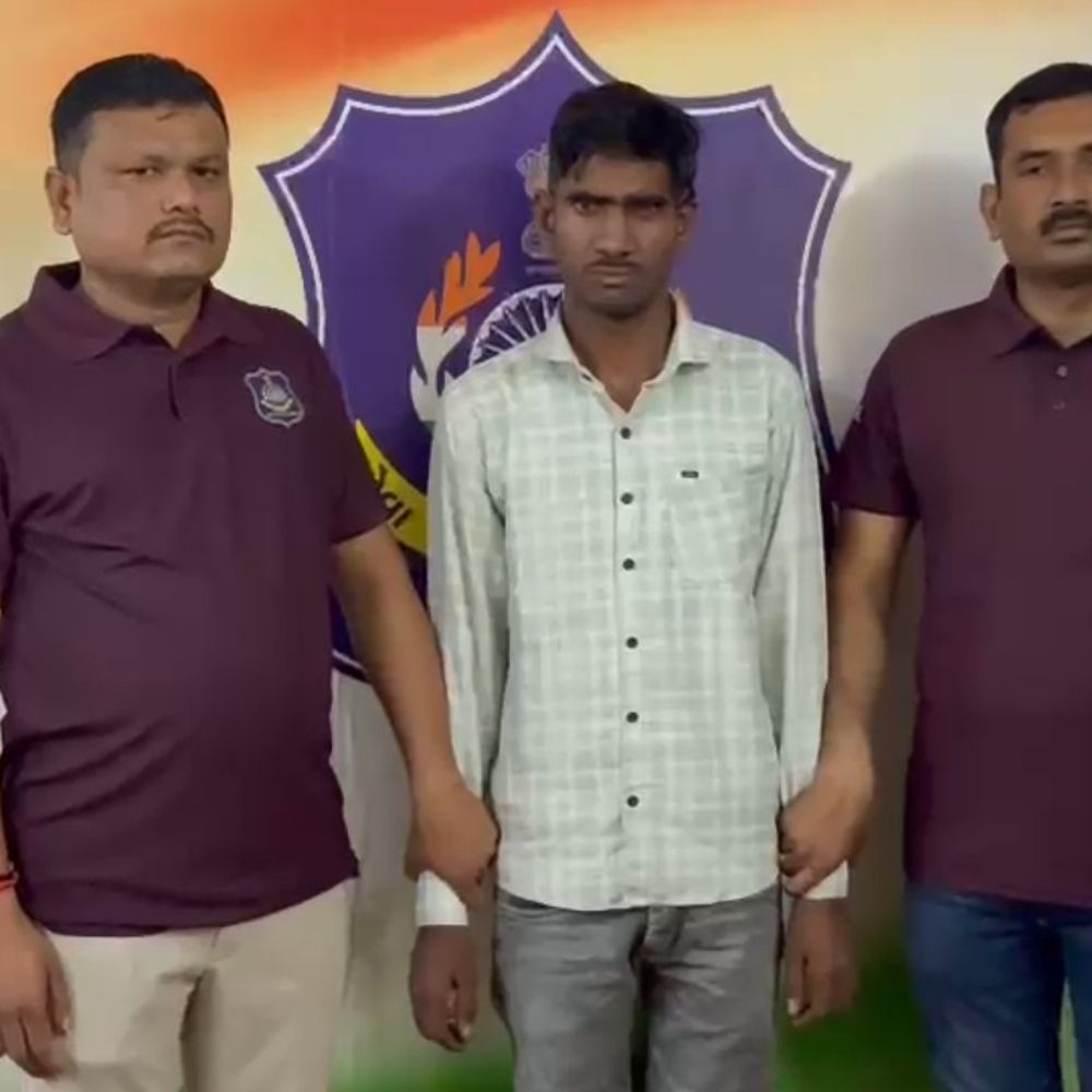 સાથી કારીગર જ ચોર નીકળ્યો, CCTV:ચાર્જિંગમાં મૂકીને સૂઈ ગયેલા યુવકનો ફોન ચોરી સાથીદાર ફરાર, પોલીસે ગણતરીના કલાકોમાં ઝડપી પાડ્યો