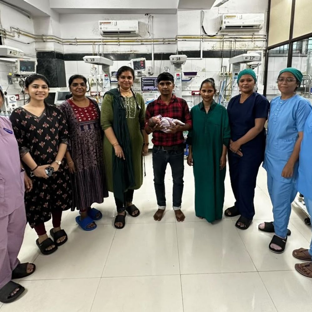 સ્મિમેર હોસ્પિટલના પીડિયાટ્રિક વિભાગની અદભુત સફળતા:જન્મ સમયે 990 ગ્રામ વજન ધરાવતા નવજાતને શ્વાસની તકલીફની ગંભીર સ્થિતિમાંથી ઉગારી 1.63 કિલો વજન સાથે રજા અપાઈ
