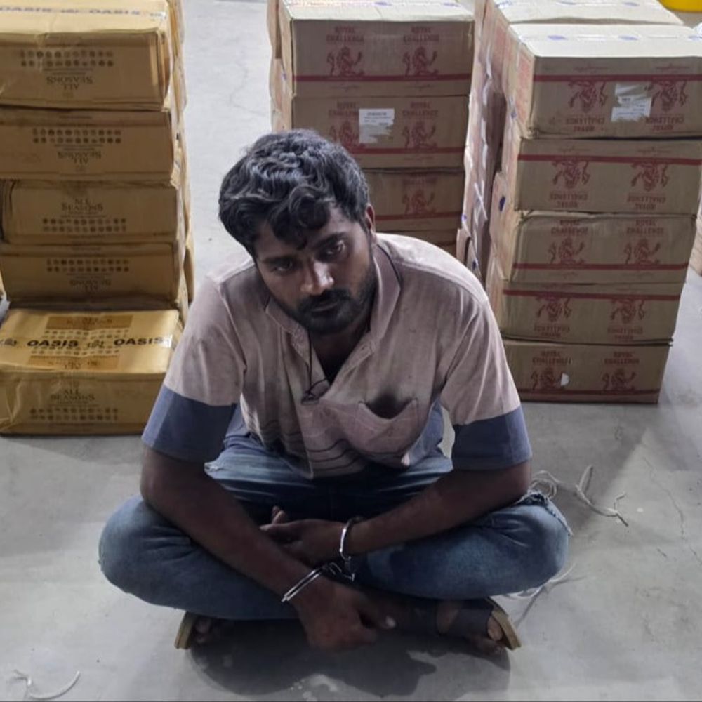 નંદેસરીમાં સ્ટેટ મોનિટરિંગ સેલનો સપાટો:એક્સપ્રેસ-વે પરથી ₹12.85 લાખનો વિદેશી દારૂ-બિયર ભરેલું વાહન ઝડપાયું, જામનગરનો શખ્સ પકડાયો અને 3 વોન્ટેડ