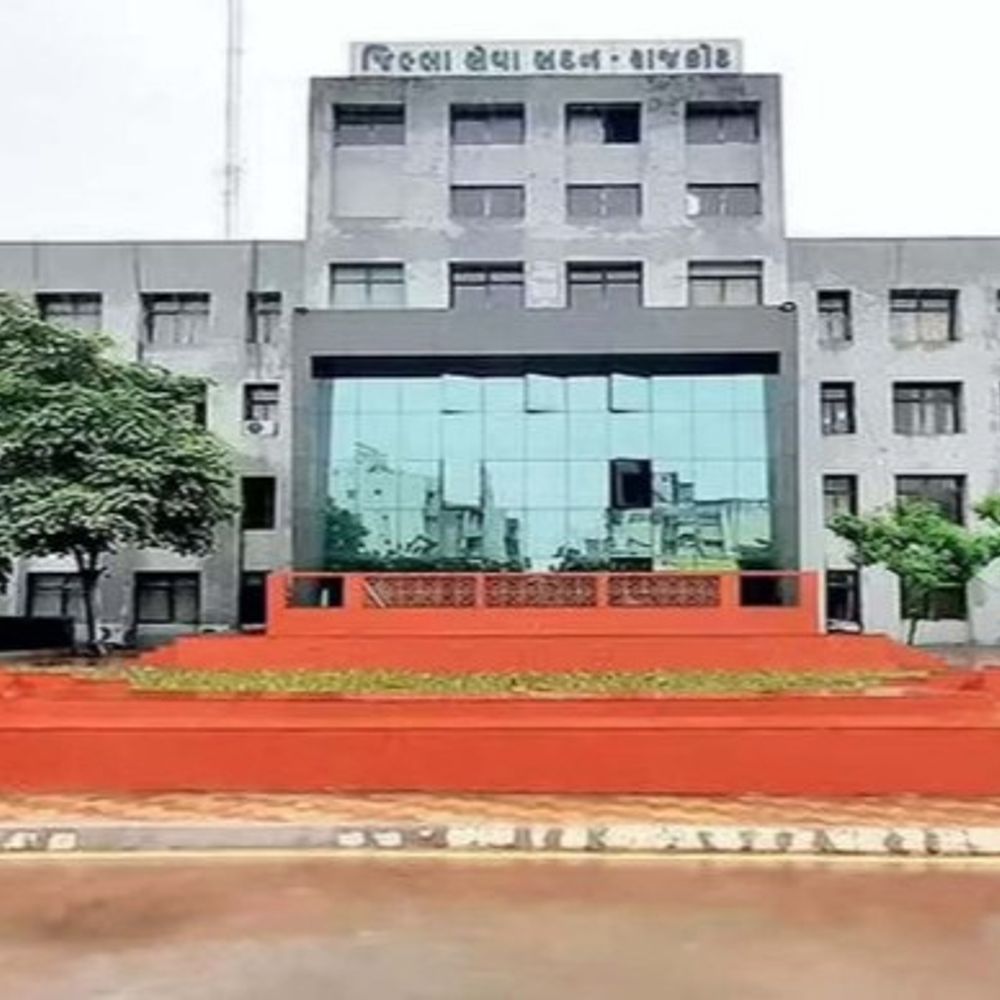 સરકારી જમીન પર દબાણનો માત્ર 8,045નો દંડ!:લોધીકાના રાવકીમાં સરકારી જમીન પર કમ્પાઉન્ડ વોલ અને કેબિનનું બનાવનારાઓને 7 દિવસમાં દબાણ ખુલ્લું કરવા આદેશ