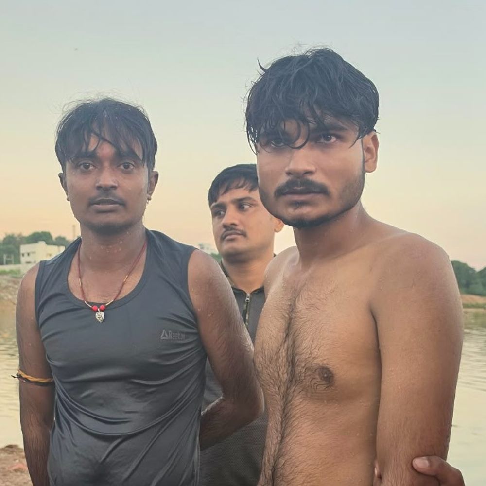 ગીફ્ટ સિટી નજીક સાબરમતી નદીમાં એક યુવક પાણીમાં ગરકાવ:શાહપુર બ્રિજ નીચે નદીમાં ન્હાવા પડેલા 3 યુવકો ડૂબ્યા, બેનો આબાદ બચાવ