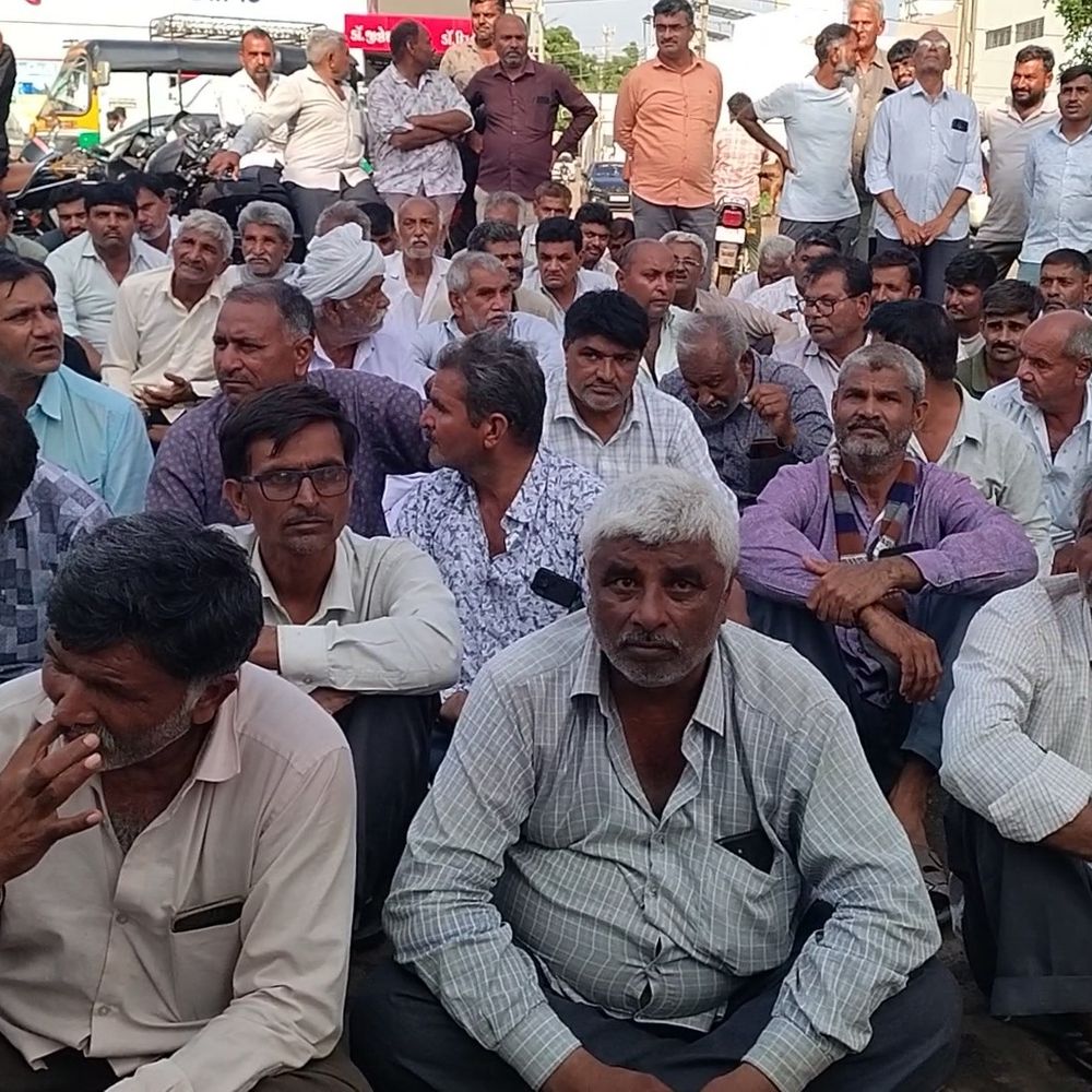 જોડિયા પંથકના ખેડૂતોનો રાઘવજી પટેલના નિવાસસ્થાને ઘેરાવો:‘પાણી છોડવાનો નિર્ણય નહીં આવે ત્યાં સુધી હટીશું નહીં’ની ચીમકી, 8 ગામોના ખેડૂતો ધરણા પર બેઠા