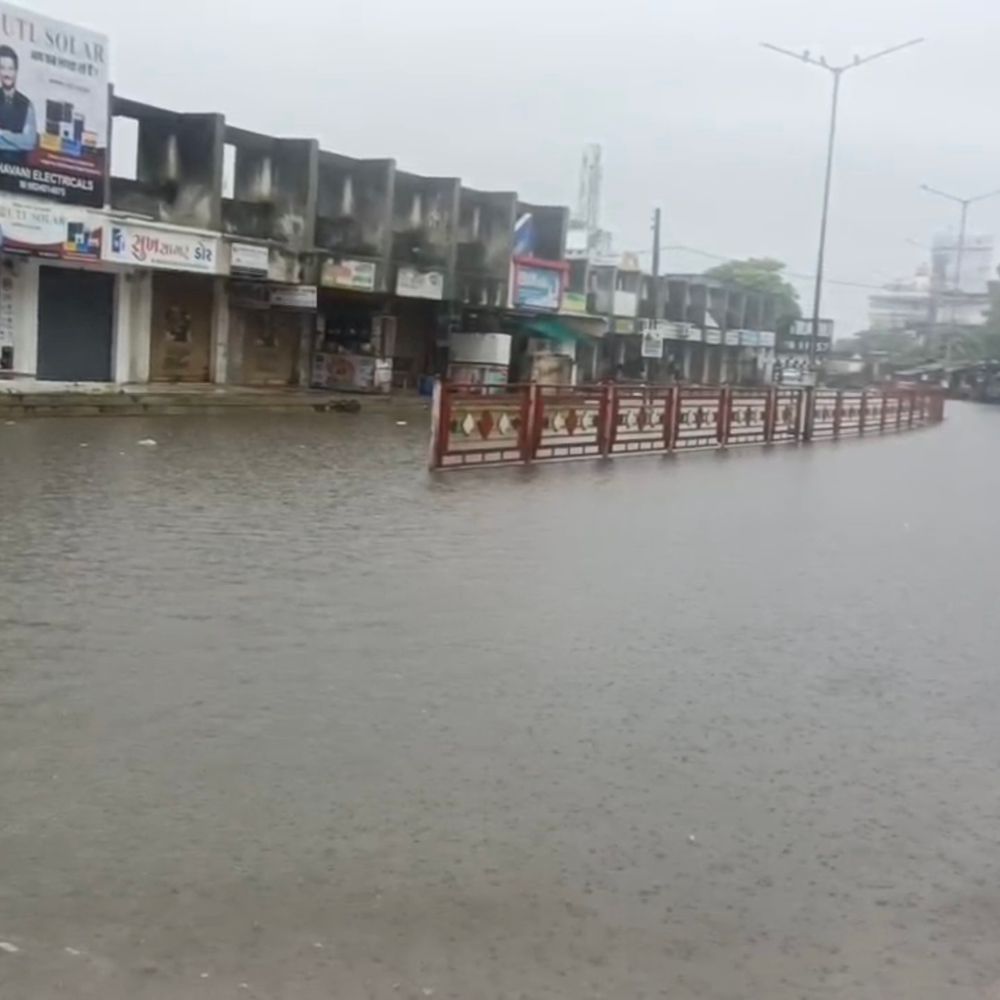 પાટણમાં ધોધમાર વરસાદથી શાળાની દીવાલ ધરાશાયી:શંખેશ્વરમાં 3.35 ઇંચ વરસાદ, સિદ્ધપુર રોડ અને રેલવે ઘરનાળું પાણીમાં ગરકાવ થતા વાહનવ્યવહાર ઠપ