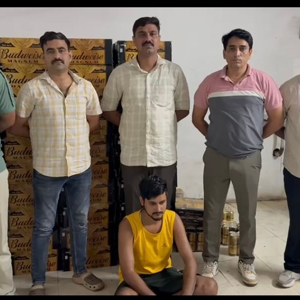 ભરૂચ LCBએ બંધ પેટ્રોલ પંપ પાસેથી 7 લાખની બીયર પકડી:ઓય કુચુ પુચુ લખેલા ટ્રકમાંથી 4,920 ટીન બીયર મળી, એક બુટલેગર ઝડપાયો, 3 વોન્ટેડ