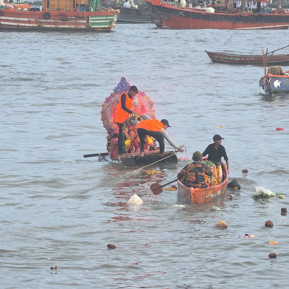વેરાવળમાં પાંચ દિવસના ગણેશોત્સવ બાદ બાપ્પાને વિદાય અપાઈ:વિસર્જન યાત્રા બંદર જેટીએ પહોંચી; ખારવા યુવાનોએ સમુદ્રમાં સુરક્ષિત વિસર્જન કર્યું