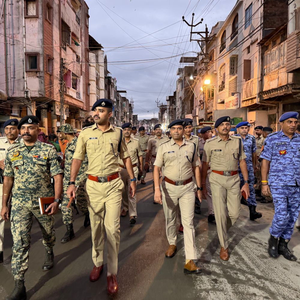 ગોધરામાં ગણેશ વિસર્જન યાત્રા પૂર્વે પોલીસનો રૂટ માર્ચ:સંવેદનશીલ વિસ્તારોમાં શાંતિ જાળવવા માટે ચુસ્ત બંદોબસ્ત ગોઠવાયો
