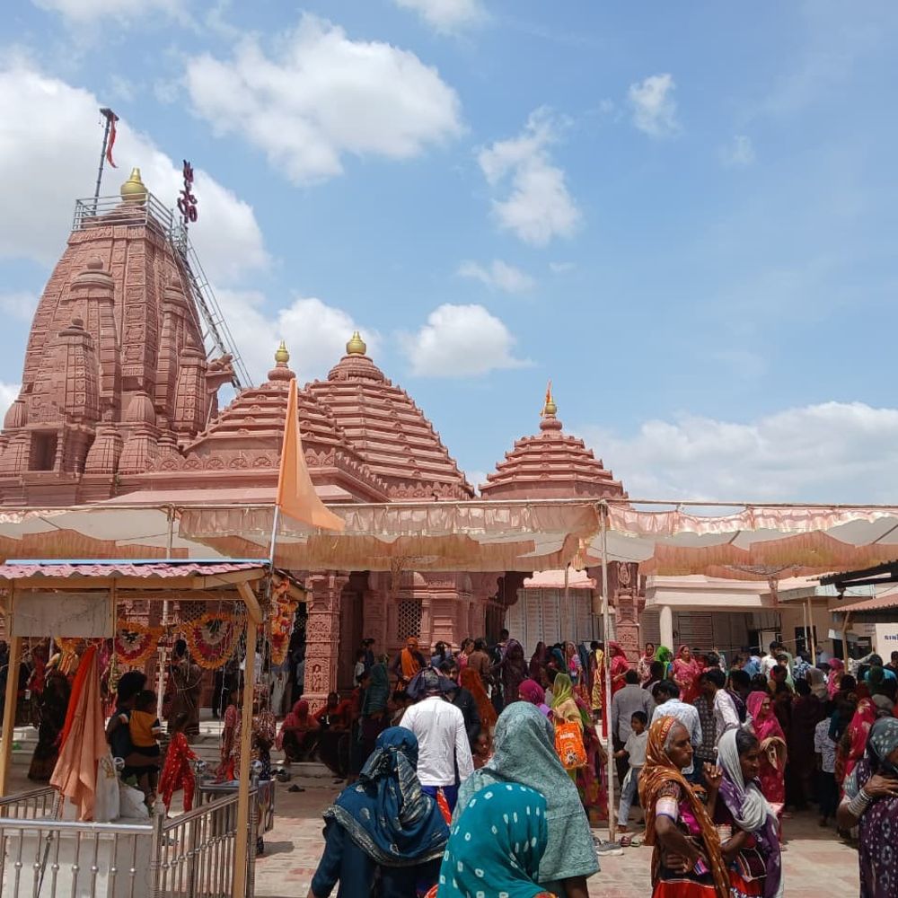 લોટેશ્વર મંદિરમાં દર્શન કરવા ગયેલી મહિલાની સોનાની ચેઈન ચોરાઈ:ભીડનો લાભ ઉઠાવી 1.40 લાખની કિંમતની ચેઈન ચોરી તસ્કર ફરાર