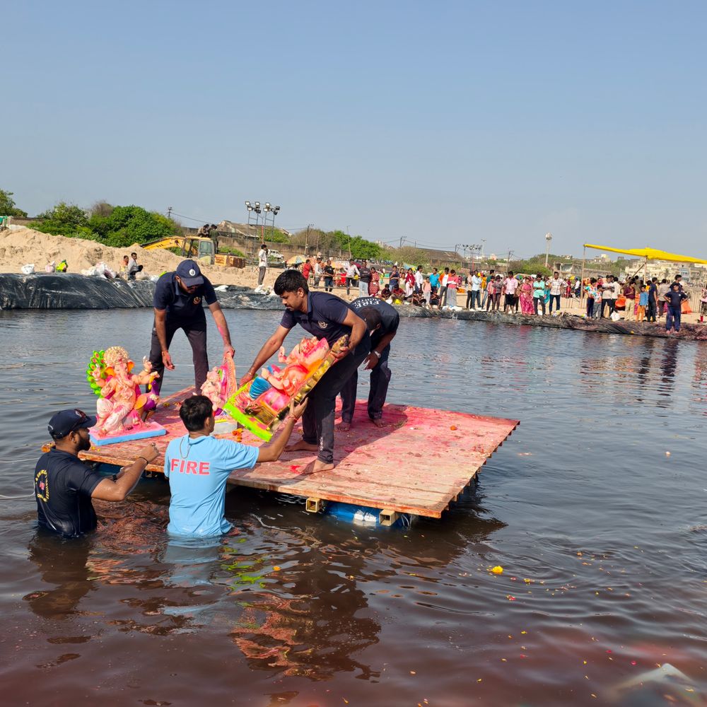 પોરબંદરમાં ગણેશ વિસર્જન શરૂ:2000થી વધુ પ્રતિમાઓનું કૃત્રિમ કુંડમાં વિસર્જન, એક જ કુંડ બનાવાતા ભીડની ચિંતા