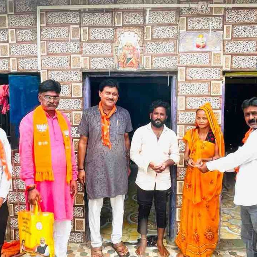 લાલપુરમાં દીપ વિતરણ:સેવા સંકલ્પ અભિયાન હેઠળ ઘરે ઘરે દીપ પ્રગટાવવા આહ્વાન કરાયું